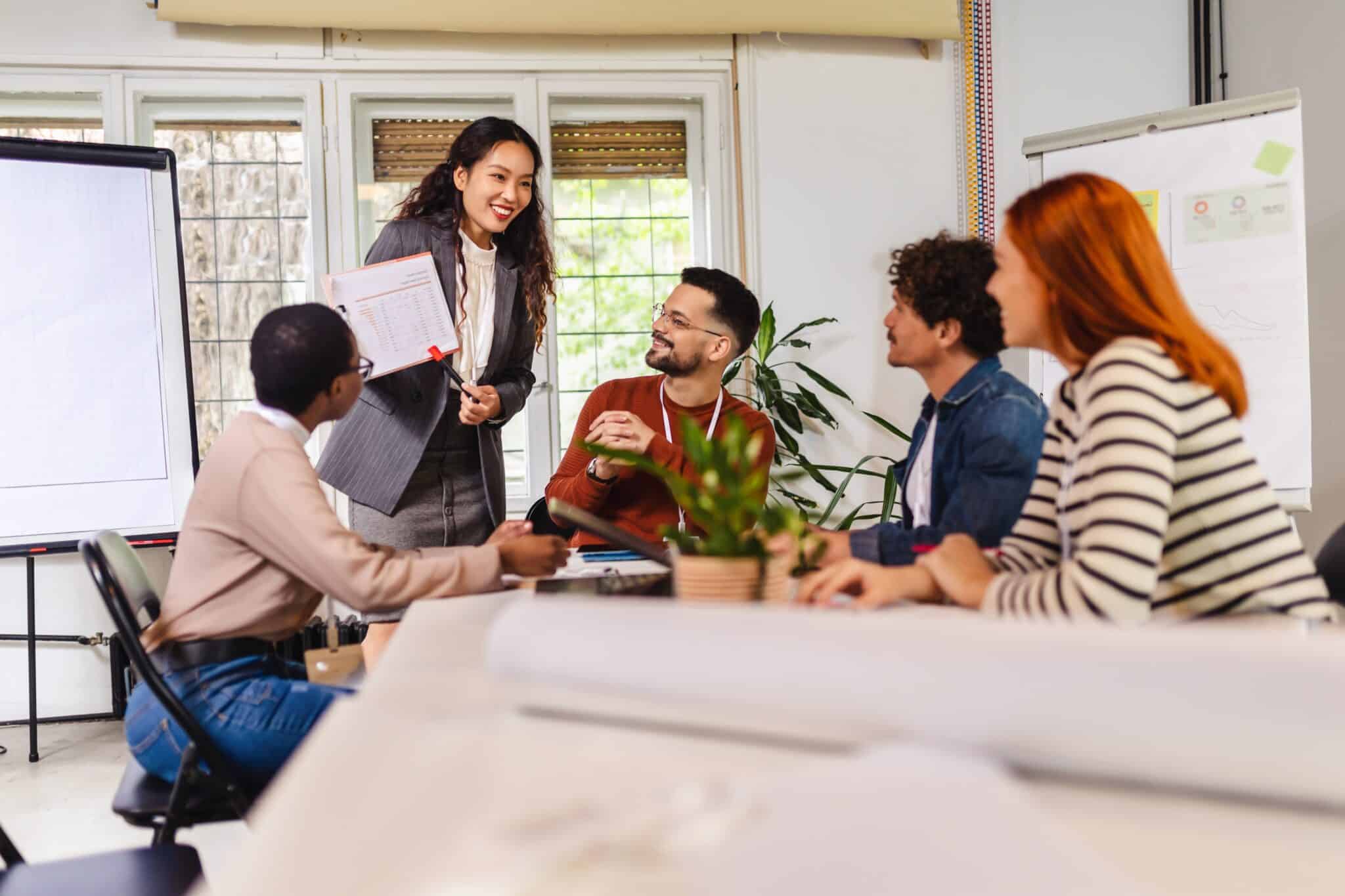 leader presenting progress to showcase your team’s growth during a mentoring session